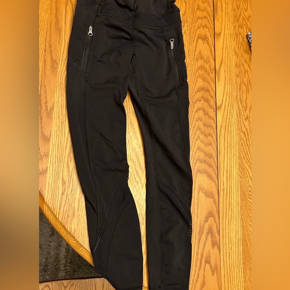 Black lululemon leggings with mesh and pockets